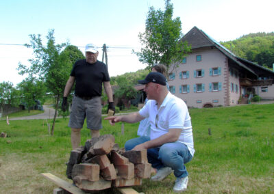 Projekt Jubiläumsziegel: Der Bürgermeister staunt über das sogenannte „Epizentrum“ – ein beeindruckendes Stück aus verschmolzenen Ziegelsteinen.