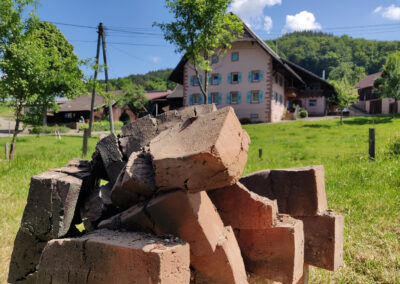 Projekt Jubiläumsziegel: Das „Epizentrum“ des Ofens vor der Kulisse des Ziegelhofs. Es soll als bleibende Erinnerung in einen Schaukasten am Ziegelhüttenplatz.
