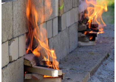 10. Mai 2025: Kurz nach Acht – das Feuer wird entfacht. Mitglieder der Dörlinbach Biker legen nach und nach Feuer.