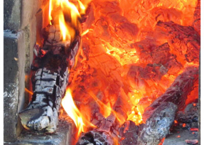 10. Mai 2025: Kurz nach Acht – das Feuer wird entfacht. Mitglieder der Dörlinbach Biker legen nach und nach Feuer.