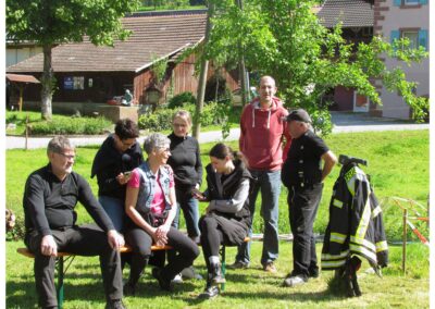 Anfeuern des Feldbrandofens: Impressionen vom Samstagvormittag. Zirka 36 Stunden soll der Ziegelbrand dauern.