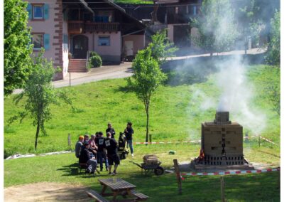 Anfeuern des Feldbrandofens: Impressionen vom Samstagvormittag. Zirka 36 Stunden soll der Ziegelbrand dauern.
