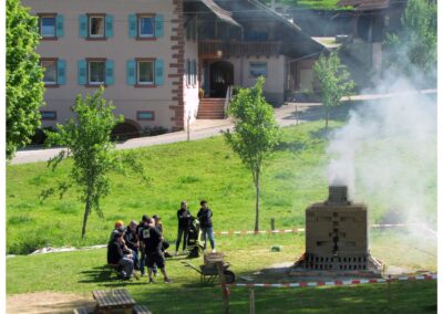 Anfeuern des Feldbrandofens: Impressionen vom Samstagvormittag. Zirka 36 Stunden soll der Ziegelbrand dauern.
