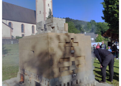 Anfeuern des Feldbrandofens: Impressionen vom Samstagvormittag. Zirka 36 Stunden soll der Ziegelbrand dauern.