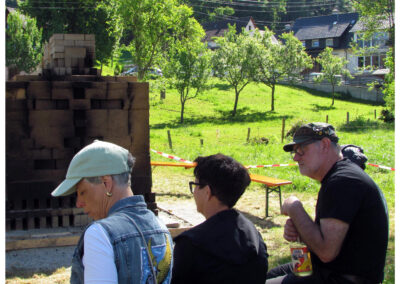 Anfeuern des Feldbrandofens: Impressionen vom Samstagvormittag. Zirka 36 Stunden soll der Ziegelbrand dauern.