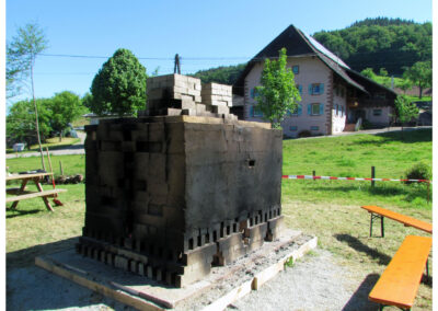 Anfeuern des Feldbrandofens: Impressionen vom Samstagvormittag. Zirka 36 Stunden soll der Ziegelbrand dauern.