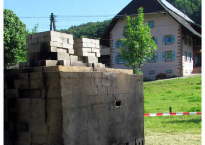 Anfeuern des Feldbrandofens: Impressionen vom Samstagvormittag. Zirka 36 Stunden soll der Ziegelbrand dauern.