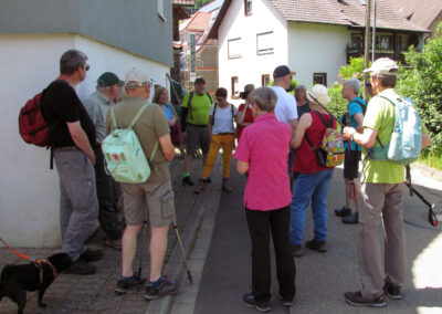 30 geschichtlich Interessierte inklusive Schuttertals Bürgermeister Matthias Litterst nahmen an der Wanderung teil.