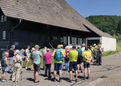 Die erste Pause gab es beim ältesten Haus des Ortes, im Volksmund „s' Moritze Hus“ genannt.