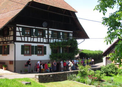 Weiter ging es zum sogenannten Schulzenhansenhof. Hier erläuterte Steuert anschaulich die wechselvolle Geschichte des Hofes.
