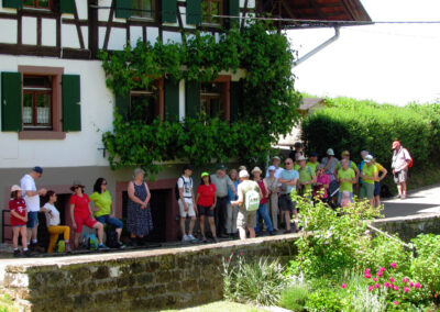 Weiter ging es zum sogenannten Schulzenhansenhof. Hier erläuterte Steuert anschaulich die wechselvolle Geschichte des Hofes.
