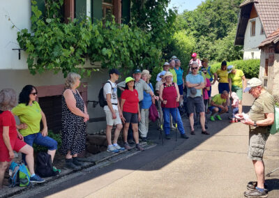 Weiter ging es zum sogenannten Schulzenhansenhof. Hier erläuterte Steuert anschaulich die wechselvolle Geschichte des Hofes.