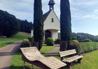 Geschichtlicher Stopp an der Gedächtniskapelle auf dem Kappelberg. Die Kapelle wurde im Dank für die Rückkehr zweier Soldaten aus dem Zweiten Weltkrieg errichtet.