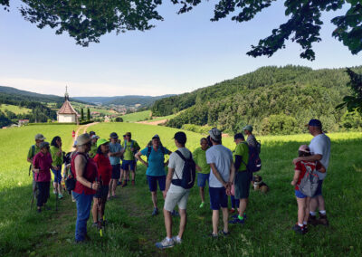 Weiter bergauf der nächste Stopp an der Mariengrotte. Noch einmal wurde der herrliche Blick übers Tal genossen.