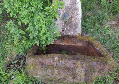 Leicht bergab ging es über den Kapellenweg zu einem Rastplatz, der an das Erbe des einstigen Mayerhofs erinnert.