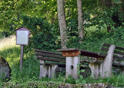 Leicht bergab ging es über den Kapellenweg zu einem Rastplatz, der an das Erbe des einstigen Mayerhofs erinnert.