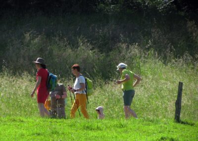 Über den Kapellenweg erreichte die Wandergruppe den Jägertonihof mit dessen historischem Mühlengebäude.