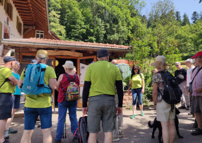 Impressionen von der Ankunft am Zielort Jägertonihof. Begrüßt wurde die Gruppe mit erfrischenden Getränken.