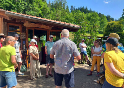 Hofbauer Alfred Kopf führte die Wandergruppe durch die Mühle und gewährte Einblicke in die historischen Abläufe der Mehlproduktion.