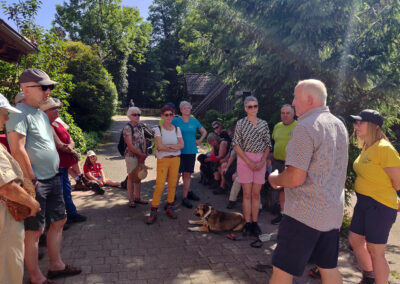 Hofbauer Alfred Kopf führte die Wandergruppe durch die Mühle und gewährte Einblicke in die historischen Abläufe der Mehlproduktion.