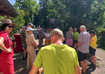 Hofbauer Alfred Kopf führte die Wandergruppe durch die Mühle und gewährte Einblicke in die historischen Abläufe der Mehlproduktion.