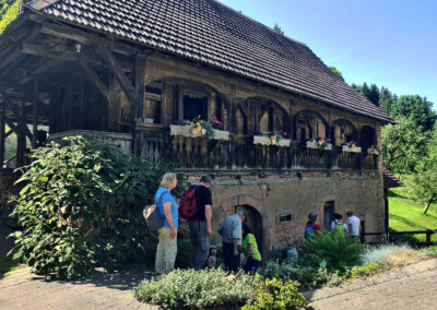 Hofbauer Alfred Kopf führte die Wandergruppe durch die Mühle und gewährte Einblicke in die historischen Abläufe der Mehlproduktion.