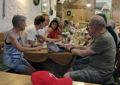 Nach der informativen Führung wartete ein zünftiges Bauernvesper auf die hungrigen Wanderer.
