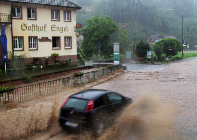 Am Montagnachmittag trat die Schutter in der Dorfmitte über. Und im Neudorf kam sie dem Festzelt bedrohlich nahe.