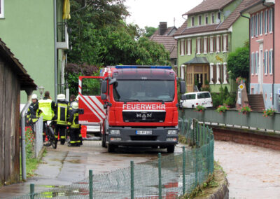 Am Montagnachmittag trat die Schutter in der Dorfmitte über. Und im Neudorf kam sie dem Festzelt bedrohlich nahe.