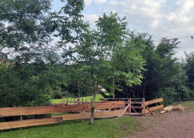 Die Brücke zur Parkfläche auf Wangler's Matt ist fertig aufgebaut. Bleibt nun zu hoffen, dass der Regen die Matte nicht weiter unter Wasser setzt.