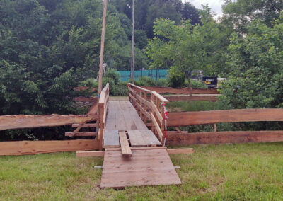 Die Brücke zur Parkfläche auf Wangler's Matt ist fertig aufgebaut. Bleibt nun zu hoffen, dass der Regen die Matte nicht weiter unter Wasser setzt.