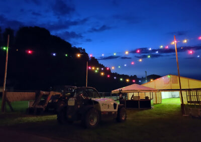 Durch die Lichterketten und sonstigen Beleuchtungen kommt bereits jetzt Feststimmung auf. All abendlich kündigen diese das große Fest an.