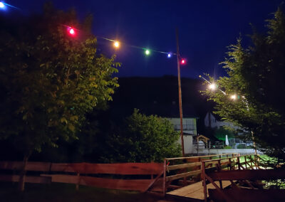 Durch die Lichterketten und sonstigen Beleuchtungen kommt bereits jetzt Feststimmung auf. All abendlich kündigen diese das große Fest an.