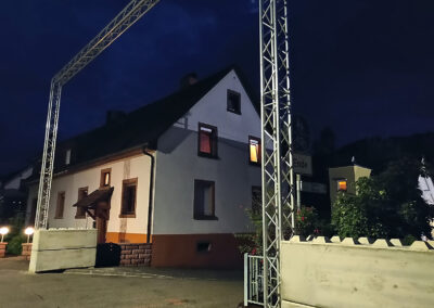 Durch die Lichterketten und sonstigen Beleuchtungen kommt bereits jetzt Feststimmung auf. All abendlich kündigen diese das große Fest an.