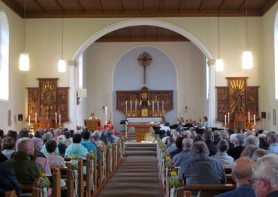 Samstag: Eindrücke vom Festgottesdienst in der Dörlinbacher Pfarrkirche. Das Fest beschert der Gemeinde ein volles Gotteshaus.