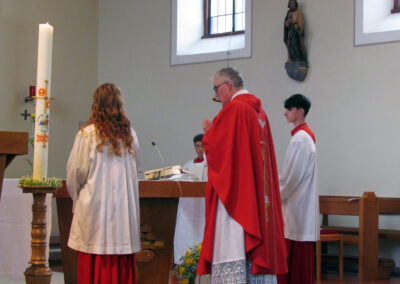 Samstag: Eindrücke vom Festgottesdienst in der Dörlinbacher Pfarrkirche. Das Fest beschert der Gemeinde ein volles Gotteshaus.