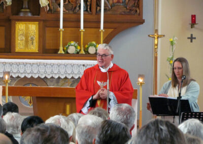 Samstag: Eindrücke vom Festgottesdienst in der Dörlinbacher Pfarrkirche. Das Fest beschert der Gemeinde ein volles Gotteshaus.