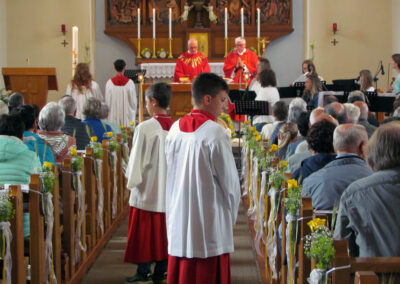 Samstag: Eindrücke vom Festgottesdienst in der Dörlinbacher Pfarrkirche. Das Fest beschert der Gemeinde ein volles Gotteshaus.
