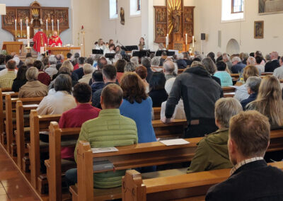 Samstag: Eindrücke vom Festgottesdienst in der Dörlinbacher Pfarrkirche. Das Fest beschert der Gemeinde ein volles Gotteshaus.