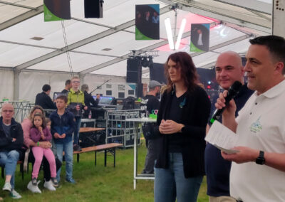 Samstag: Eindrücke vom obligatorischen Fassanstich. Mit nur einem einzigen Schlag des Hammers zauberte der Bürgermeister das Freibier hervor.