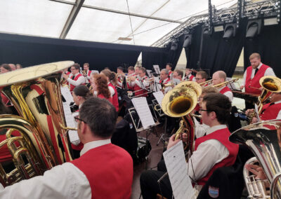 Sonntag: Eindrücke vom vom Programm und der Atmosphäre im Festzelt. Für Unterhaltung sorgten die Musikkvereine und die Guggemusik.