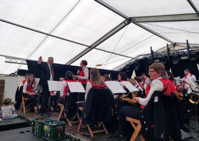 Sonntag: Eindrücke vom vom Programm und der Atmosphäre im Festzelt. Für Unterhaltung sorgten die Musikkvereine und die Guggemusik.