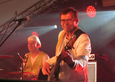 Sonntag: Erneut Partystimmung im Festzelt – diesmal mit „Van Baker & Band“. Auch am zweiten Abend war das Zelt proppenvoll.