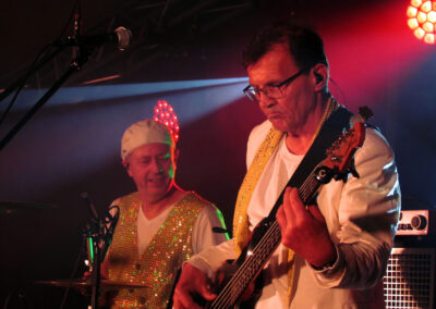 Sonntag: Erneut Partystimmung im Festzelt – diesmal mit „Van Baker & Band“. Auch am zweiten Abend war das Zelt proppenvoll.