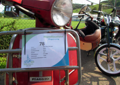Montag: Weit über 100 Mopeds nahmen an der Mopedli-Ausfahrt teil. Hier ein paar Eindrücke von der Ankunft und dem Beginn der Ausfahrt.