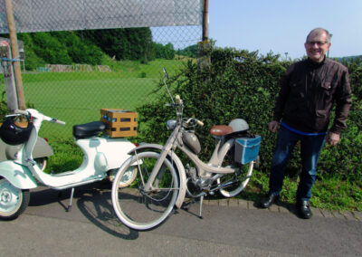 Montag: Weit über 100 Mopeds nahmen an der Mopedli-Ausfahrt teil. Hier ein paar Eindrücke von der Ankunft und dem Beginn der Ausfahrt.