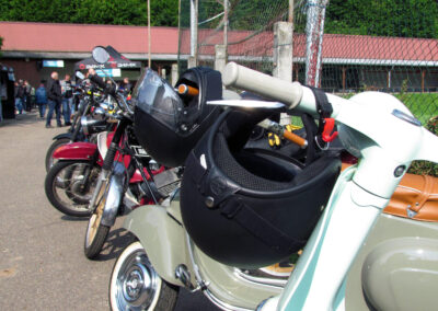 Montag: Weit über 100 Mopeds nahmen an der Mopedli-Ausfahrt teil. Hier ein paar Eindrücke von der Ankunft und dem Beginn der Ausfahrt.