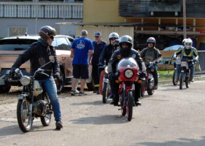 Montag: Weit über 100 Mopeds nahmen an der Mopedli-Ausfahrt teil. Hier ein paar Eindrücke von der Ankunft und dem Beginn der Ausfahrt.