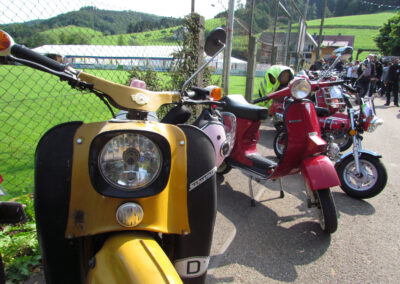 Montag: Weit über 100 Mopeds nahmen an der Mopedli-Ausfahrt teil. Hier ein paar Eindrücke von der Ankunft und dem Beginn der Ausfahrt.