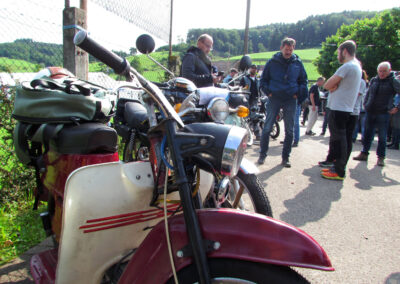 Montag: Weit über 100 Mopeds nahmen an der Mopedli-Ausfahrt teil. Hier ein paar Eindrücke von der Ankunft und dem Beginn der Ausfahrt.